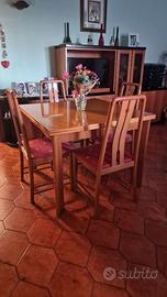Tavolo in legno con 4 sedie