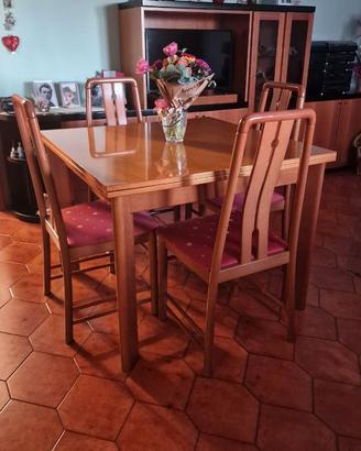 Tavolo in legno con 4 sedie