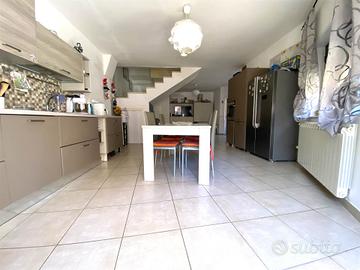 Rif.RI110- villa a schiera settingiano