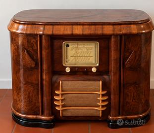 Mobile bar vintage con radio, giradischi e giochi
