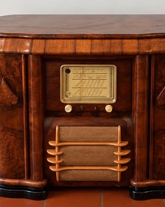 Mobile bar vintage con radio, giradischi e giochi