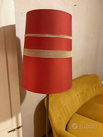 Lampada da terra vintage con paralume rosso