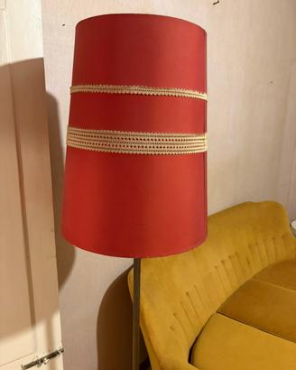 Lampada da terra vintage con paralume rosso