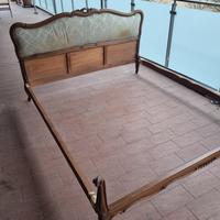 letto matrimoniale in legno con testiera