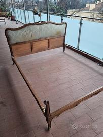 letto matrimoniale in legno con testiera