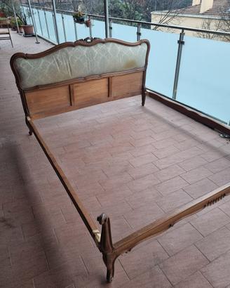 letto matrimoniale in legno con testiera