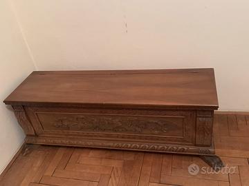 Cassapanca in legno massello intagliata