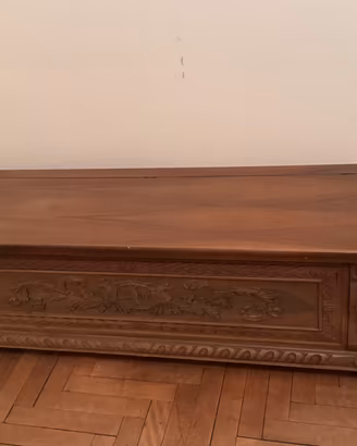 Cassapanca in legno massello intagliata
