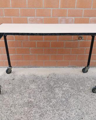 Tavolo con ruote cm.140x57x86h.