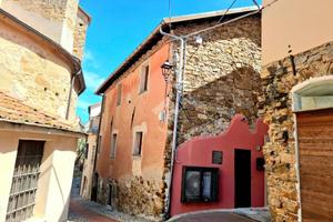 CASA SEMINDIPENDENTE A DIANO MARINA