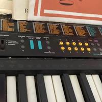 Tastiera Casio e piedistallo