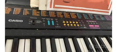 Tastiera Casio e piedistallo