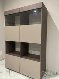 Vetrina/credenza moderna con ante in vetro