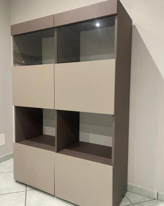 Vetrina/credenza moderna con ante in vetro