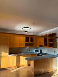 Cucina in rovere con bancone