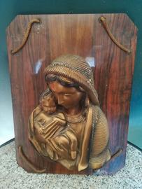 tavola in legno con scultura in ottone in rilievo