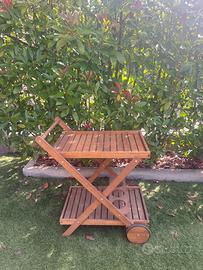 Carrello in legno con le ruote