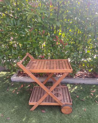 Carrello in legno con le ruote
