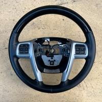 Volante in pelle e radica Lancia Thema 2012