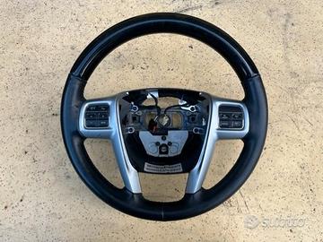 Volante in pelle e radica Lancia Thema 2012