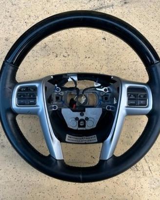 Volante in pelle e radica Lancia Thema 2012