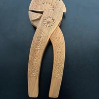 Schiaccia noci di legno intagliato