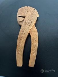 Schiaccia noci di legno intagliato