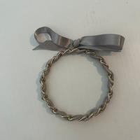 Bracciale rigido oro con nastro grigio