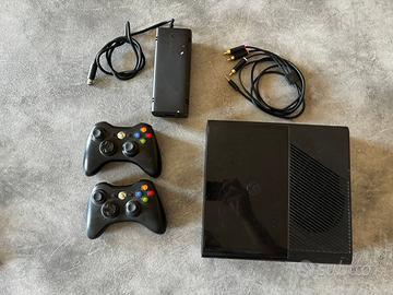 Xbox 360 E con 2 Controller e Cavi