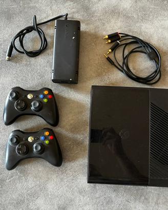 Xbox 360 E con 2 Controller e Cavi