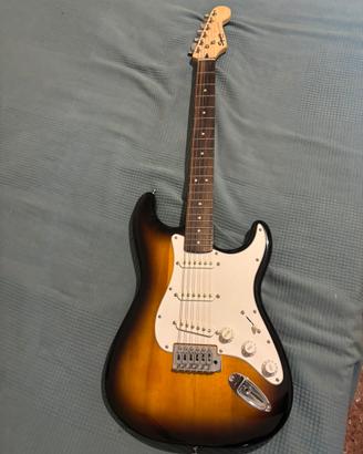 Chitarra Squier + Ampli Laney + Accessori