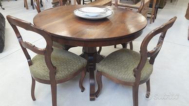 Tavolo in legno con sedie