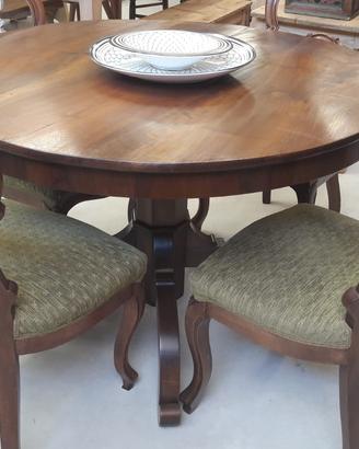Tavolo in legno con sedie
