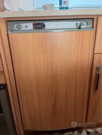 Frigorifero trivalente Thetford per camper/caravan