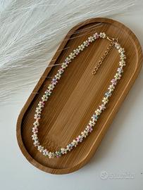 Nuova collana di perline con margherite