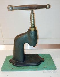 Macchina per bottoni vintage