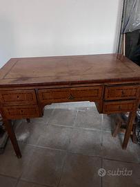 scrivania in legno stile antico