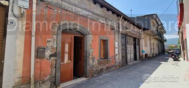 Casa singola con cortile e garage a Linguaglossa