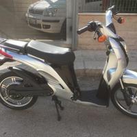 Bicicletta scooter a pedalata assistita