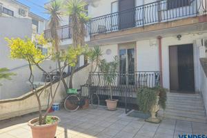CASA INDIPENDENTE CON GIARDINO ZONA VIA ACQUAVIVA