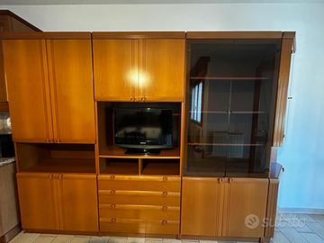 Mobile in legno con vano tv