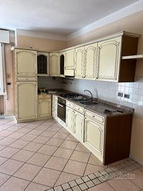 Cucina completa ad angolo con elettrodomestici