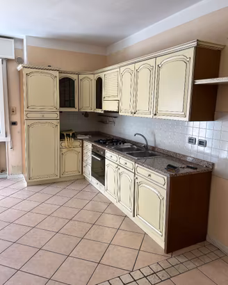 Cucina completa ad angolo con elettrodomestici
