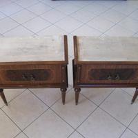 Coppia di vecchi comodini