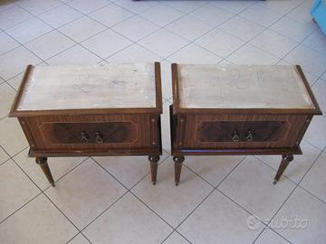 Coppia di vecchi comodini