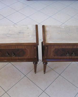 Coppia di vecchi comodini
