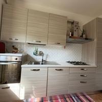 Cucina, soggiorno e camera da letto ragazze