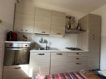 Cucina, soggiorno e camera da letto ragazze