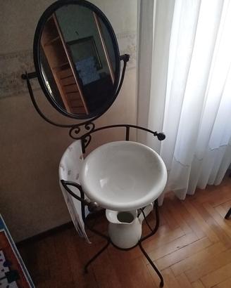 Vecchio lavamani in ceramica