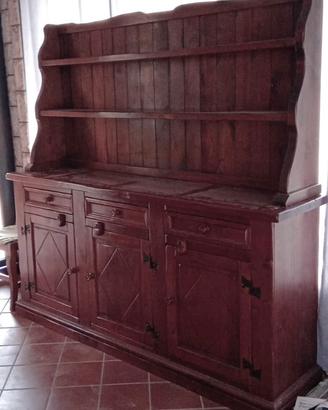 Credenza con piattaia